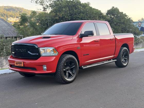 RAM CLASSIC 5.7 V8 GASOLINA LARAMIE NIGHT EDITION CD 4X4 AUTOMÁTICO